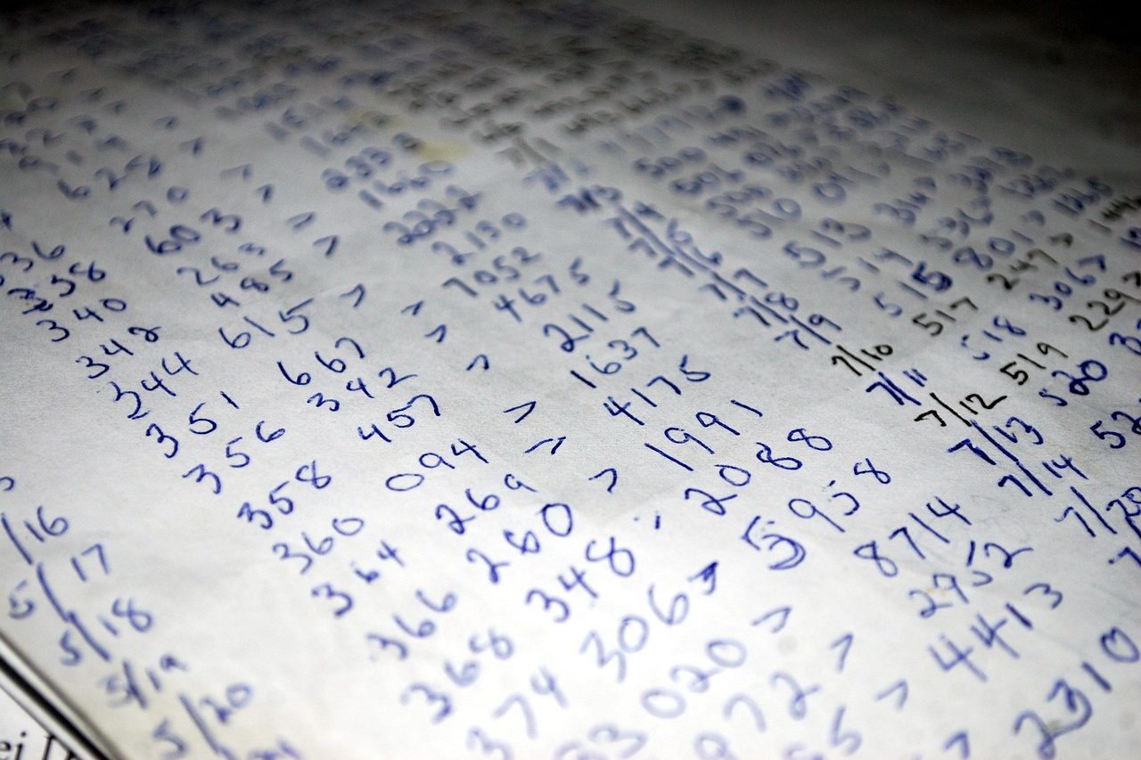 ノートにびっしりと書かれた、手書きの数字の列